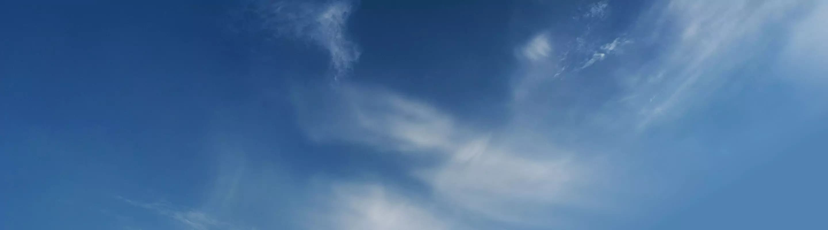 blauer Himmel mit Schäfchenwolken